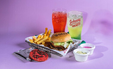 Johnny Rockets celebra Halloween com ação inspirada em "Wicked" e distribui ingressos na Avenida Paulista