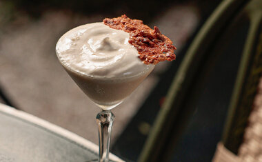 Imagem de destaque para Drinks de sobremesa conquistam São Paulo: conheça os bares que estão unindo confeitaria e coquetelaria
