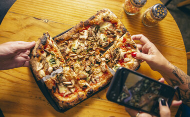 Imagem de destaque para 6 pizzarias em São Paulo para confraternizações de fim de ano em 2025 
