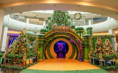 Imagem de destaque para Mooca Plaza Shopping inaugura Natal temático de Wicked com experiências imersivas e espaços instagramáveis
