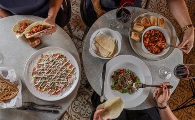 Imagem de destaque para Sommelière indica vinhos para harmonizar ceias tradicionais, vegetarianas e veganas