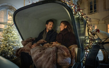 Imagem de destaque para 10 filmes de Natal para maratonar na Netflix em dezembro de 2025