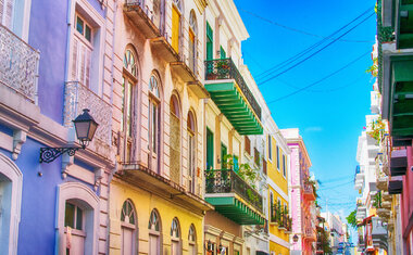 Imagem de destaque para Efeito Bad Bunny: Porto Rico dispara em reservas e vira tendência de viagem