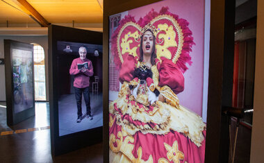 Imagem de destaque para Carnaval no Museu da Língua Portuguesa tem bloco boliviano e visita especial que destaca mulheres no samba