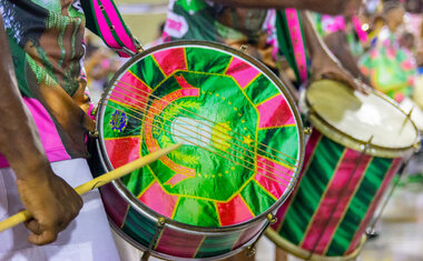 Imagem de destaque para Carnaval 2026 na TV e na internet: onde ver os desfiles de São Paulo e do Rio ao vivo