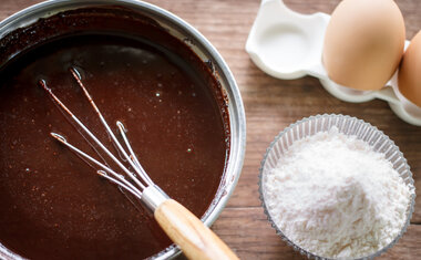 Imagem de destaque para Receita de bolo de chocolate com pistache: fofinho, cremoso e fácil de fazer