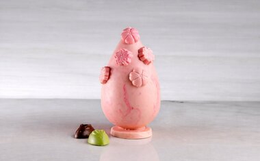 Imagem de destaque para Momonoki lança Ovo Sakura para a Páscoa com chocolate amazônico e flores de cerejeira