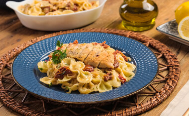 Imagem de destaque para Farfalle com frango, tomate seco e limão siciliano: receita sofisticada e fácil para impressionar