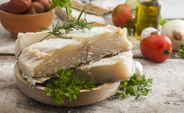 Imagem de destaque para Bacalhau sem erro na Páscoa: como escolher, dessalgar e preparar do jeito certo