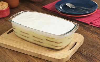 Imagem de destaque para Pavê de Páscoa fácil com biscoito Maizena: sobremesa cremosa e clássica para a data