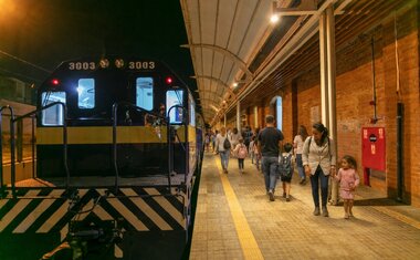 Imagem de destaque para Trem da República faz viagem noturna especial de Dia das Mães com jantar e música ao vivo