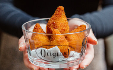 Imagem de destaque para Dia da Coxinha: onde comer o salgado mais amado em São Paulo