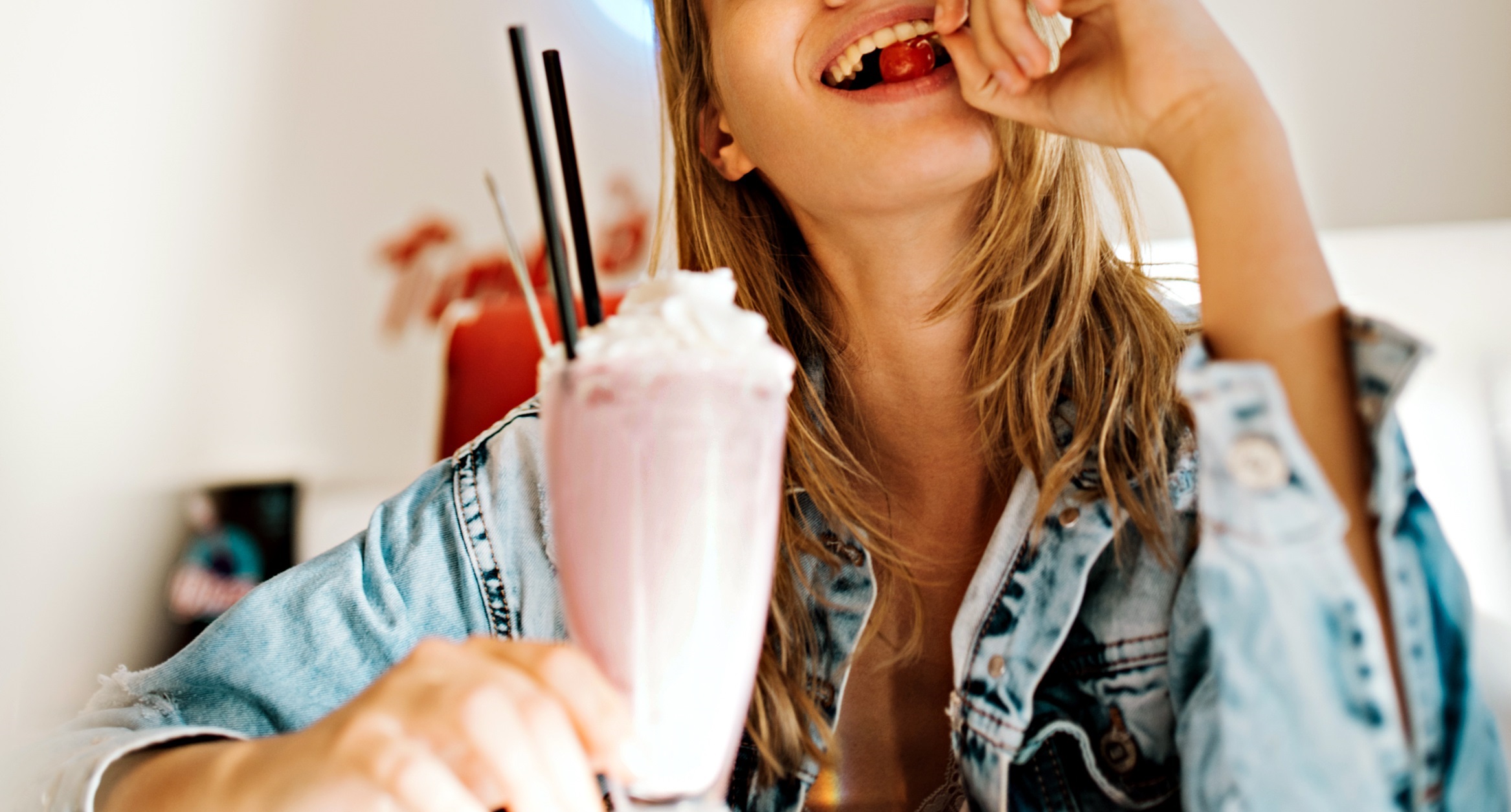 Milked eat. семья молоко. Milked eat. Milked eat. женщина с удовольствием пьет.