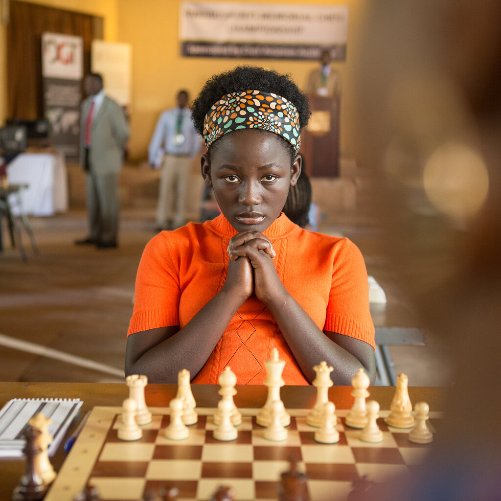 Jovem africana conquista o mundo com o xadrez em “Rainha de Katwe”