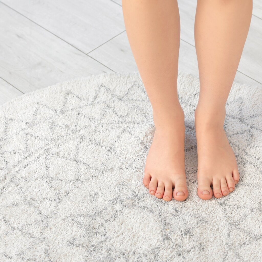 Você costuma andar descalço? Descubra se isso faz bem para a sua saúde ou  não