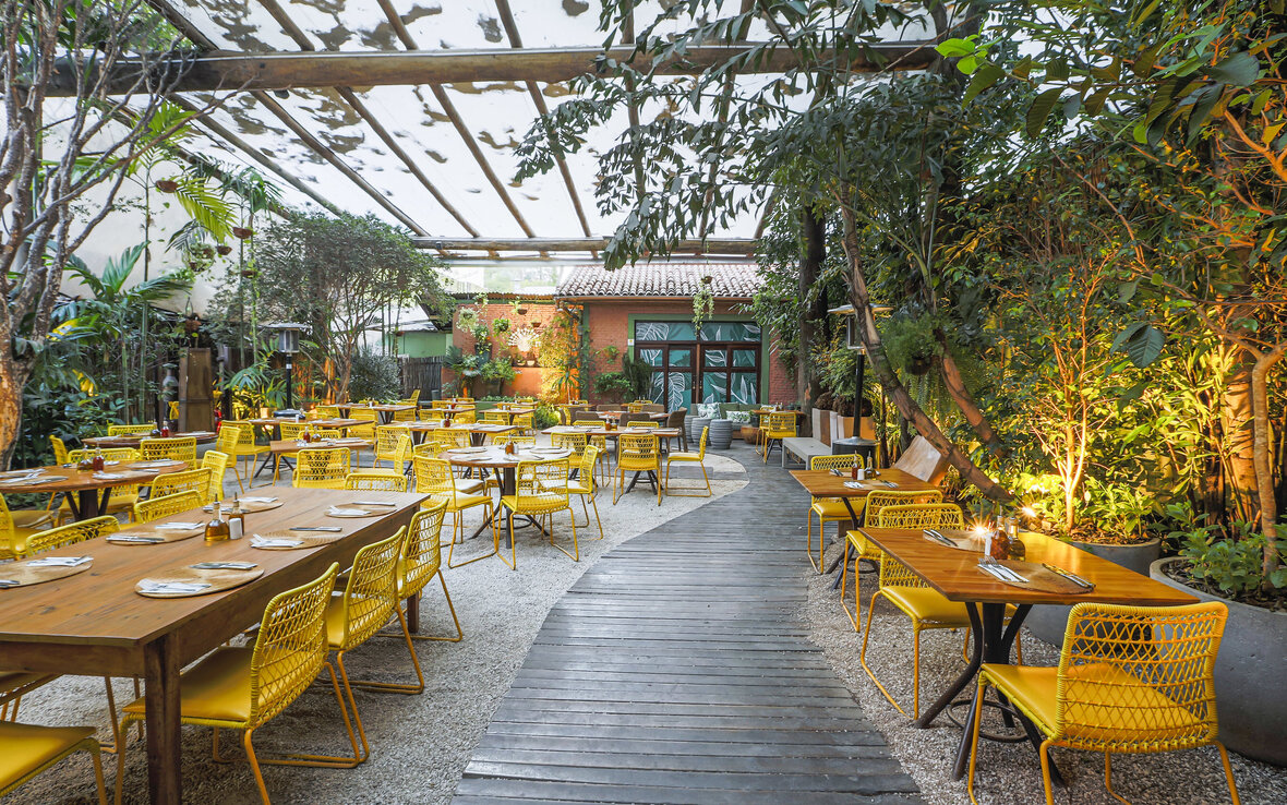 15 restaurantes com mesas ao ar livre em São Paulo para aproveitar os