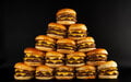 Imagem de destaque para Bullguer comemora Dia do Hambúrguer com lanche por R$12 e promoção 'compre 1, leve 2'