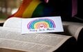 Imagem de destaque para 10 livros incríveis para conhecer no Mês do Orgulho LGBTQ+