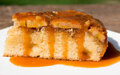 Imagem de destaque para Torta invertida de banana caramelizada com massa de bolo: receita prática e irresistível