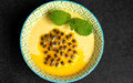 Imagem de destaque para Mousse de Maracujá com Crocante de Castanhas: receita fácil, cremosa e irresistível