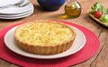 Imagem de destaque para Quiche de alho-poró fácil: receita cremosa com massa de biscoito pronta em 1 hora