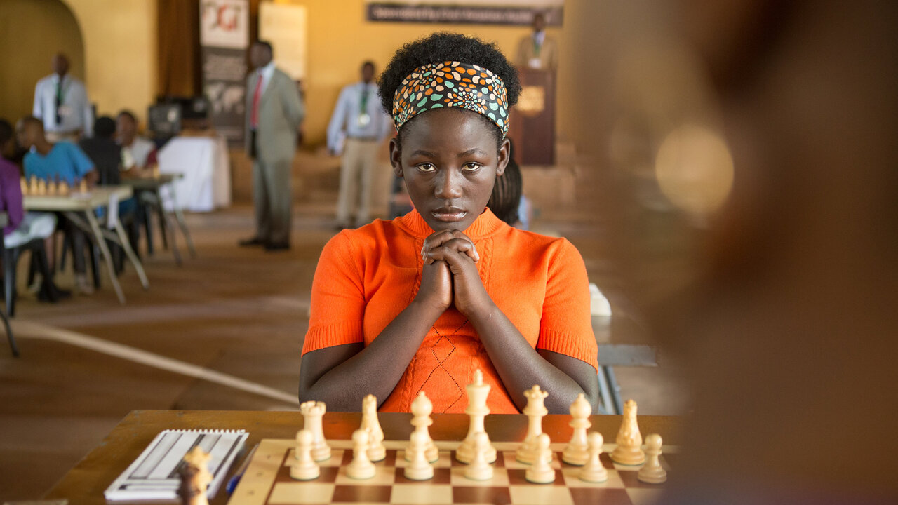 Jovem africana conquista o mundo com o xadrez em “Rainha de Katwe”