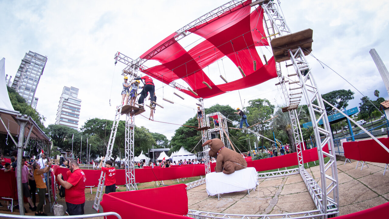 Natal Radical 2025 transforma o Modelódromo do Ibirapuera em parque de aventuras natalinas