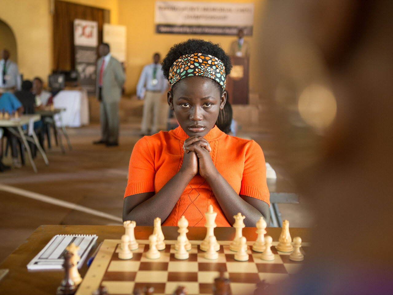 Jogo de xadrez menina jogando xadrez mão de criança faz um movimento a  rainha negra em fundo escuro