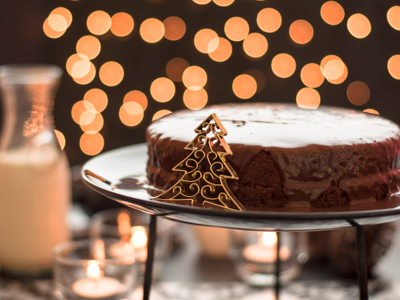 Bolo de Natal com chocolate é delicioso e fácil de fazer; confira o passo a passo! Bolo de Natal com chocolate é delicioso e fácil de fazer; confira o passo a passo!