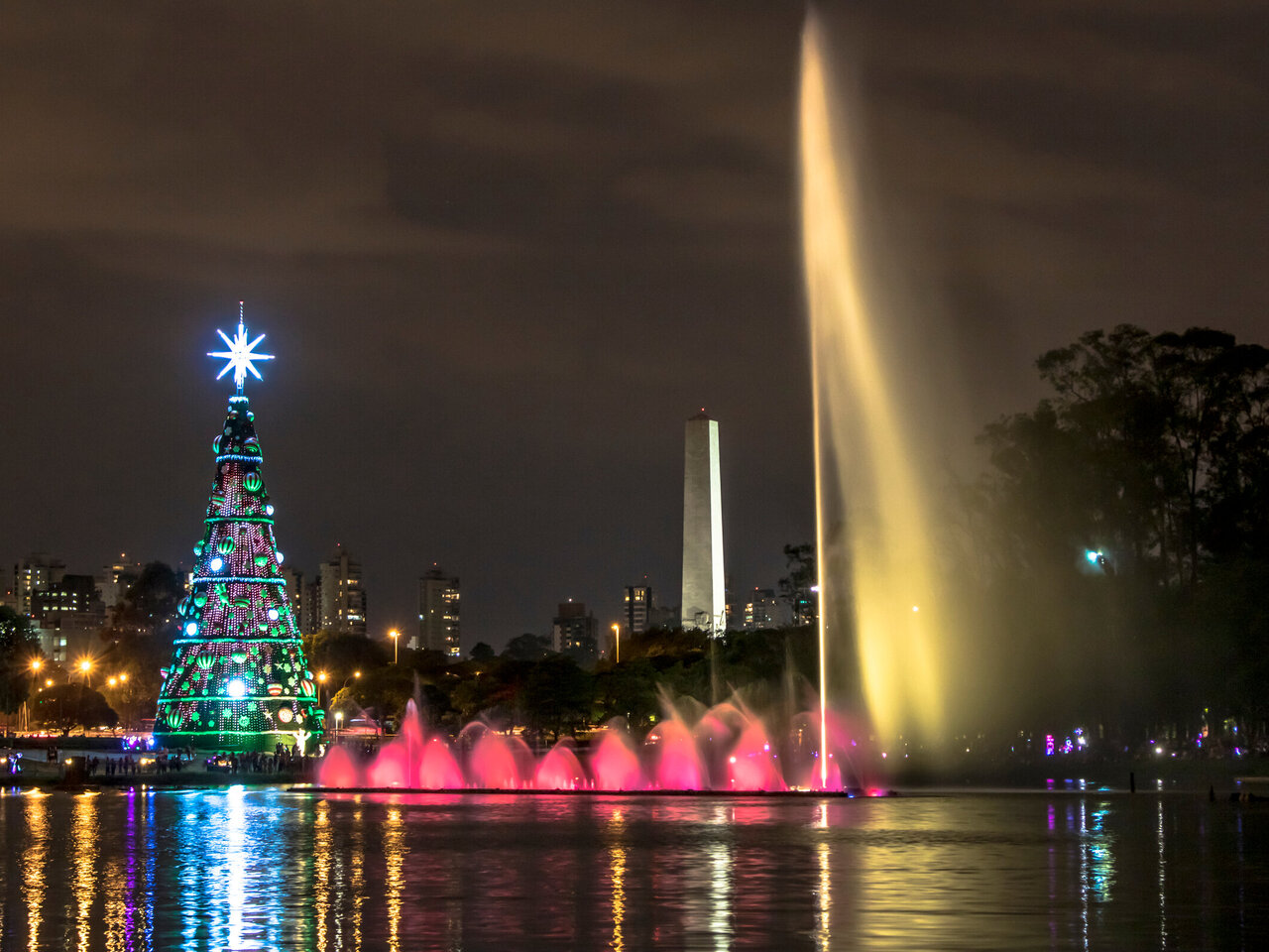 Com mais de cem árvores iluminadas, Parque Ibirapuera recebe o tradicional  e mágico 'Natal no Parque'; saiba tudo!