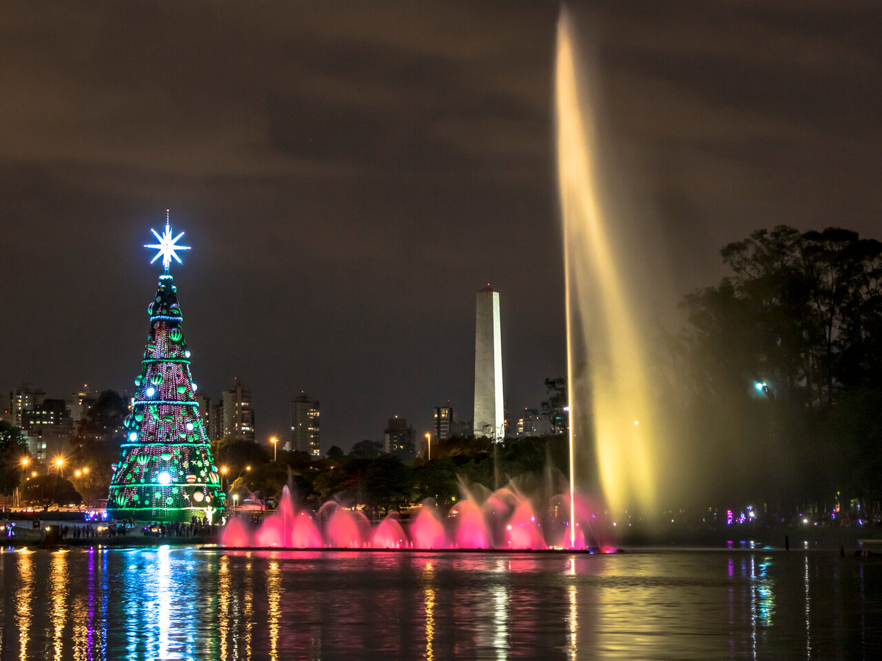Com mais de cem árvores iluminadas, Parque Ibirapuera recebe o tradicional e mágico 'Natal no Parque'; saiba tudo! Com mais de cem árvores iluminadas, Parque Ibirapuera recebe o tradicional e mágico 'Natal no Parque'; saiba tudo!