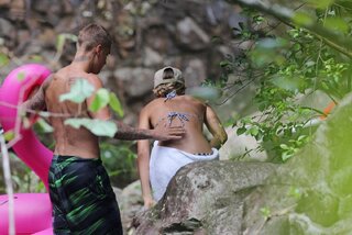 TV: Justin Bieber é flagrado (sem roupas) curtindo o Havaí