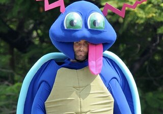 Música: Adam Levine grava clipe vestido de Pokémon 