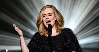TV: Adele dedica show a Brad Pitt e Angelina Jolie: "É o fim de uma era"