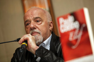 Literatura: Paulo Coelho não acredita em adaptação de "O Alquimista", mas revela projeto com a Netflix