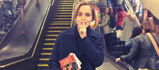 Famosos: Emma Watson esconde livros feministas em metrô de Londres