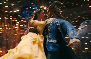 Cinema: Gaston presenteia Bela com flores em nova imagem de "A Bela e a Fera"; confira