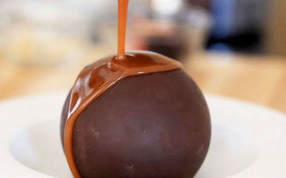 Receitas: Aprenda a fazer uma bola de chocolate surpresa