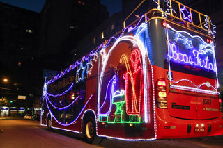 Na Cidade: Ônibus iluminados circulam pelas ruas de São Paulo em comemoração ao Natal 