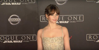 Cinema: Felicity Jones brilha no tapete vermelho de “Rogue One: Uma História Star Wars”
