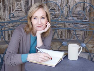 Literatura: J. K. Rowling revela no Twitter que está escrevendo dois novos livros 