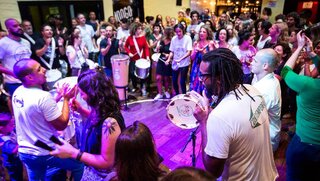 Na Cidade: Desfile do Bloco Os Capoeira 