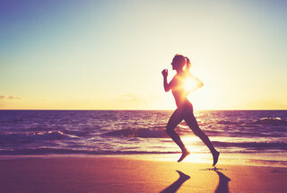 Saúde e Bem-Estar: 5 exercícios funcionais para fazer na areia da praia (e ficar em forma mesmo de férias)