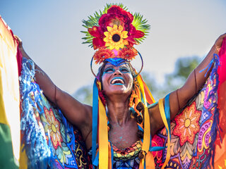 Na Cidade: Desfile da Orquestra Voadora em São Paulo 