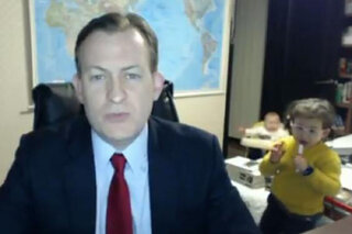 Comportamento: Fofo! Filhos interrompem entrevista ao vivo de professor na BBC 