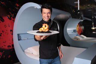Gastronomia: Leo Young, ex Masterchef, cria pratos especiais para motel em SP
