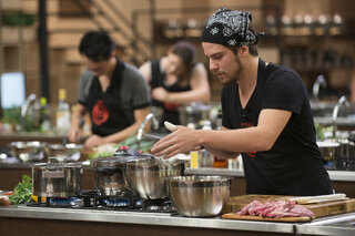 Reality shows: Vitor B. volta à cozinha do Masterchef após repescagem marcada por "climão"  