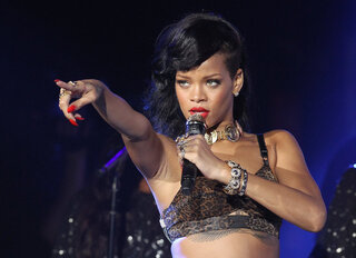 Famosos: Rihanna anuncia linha de produtos de beleza