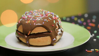 Receitas: Aprenda a fazer um delicioso Donuts recheado e coberto com muito chocolate