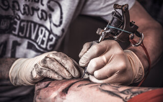 Estilo de vida: Estúdio promove campanha para tatuar gratuitamente pessoas com histórias inspiradoras de superação; confira! 